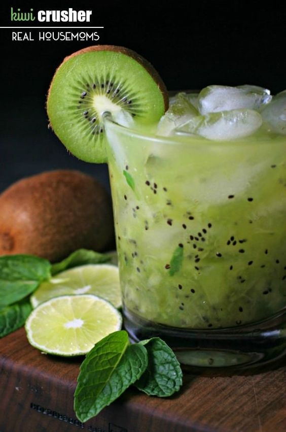 TRADE IN THE GREEN BEER THIS YEAR FOR A KIWI CRUSHER, A LIGHT AND REFRESHING ST. PATRICK’S DAY COCKTAIL!
