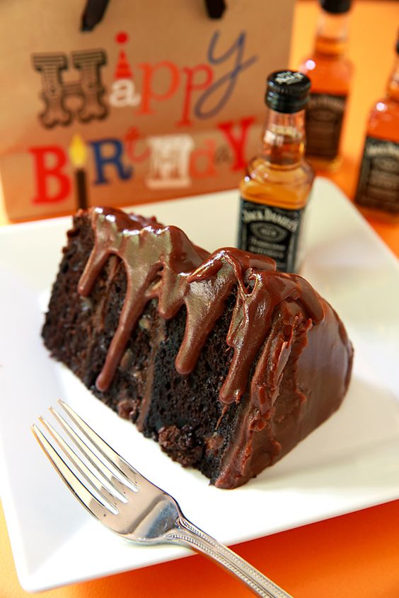 This  takes sweet tooth to a whole other worldly level, this decedent Jack Daniels cake was the perfect for hubby's  birthday this year! #jackdanielscake #cake#jackdaniels