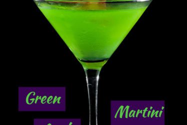 Green Apple Martini with apple slice #stpatricksday #stpatricksdaycocktail #stpatricksdaymartini