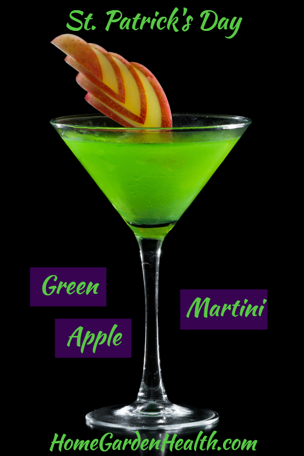 Green Apple Martini with apple slice #stpatricksday #stpatricksdaycocktail #stpatricksdaymartini